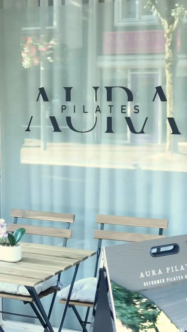 Reelcover: raam van Aura Pilates met terrasstoelen en tafel